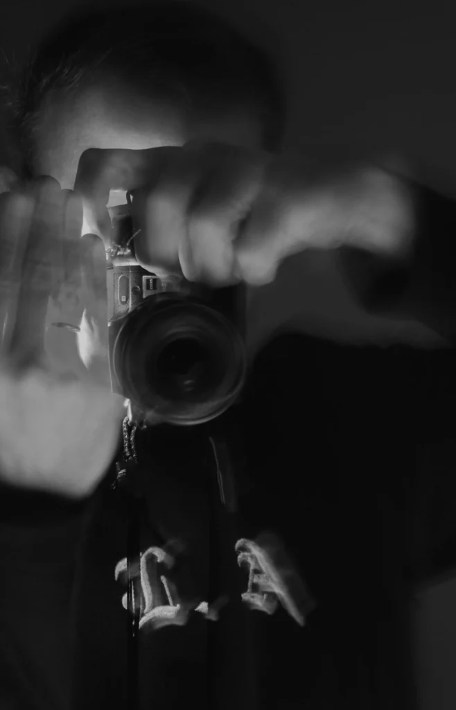 La fotografía como interfascze: Fotografía conceptual en blanco y negro sobre la cámara como interfase entre sujeto y entorno
